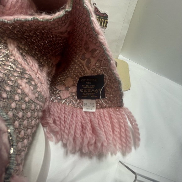Louis Vuitton Wool Scarf in Pink, preloved. - Picture 4 of 11